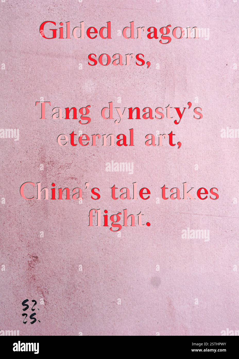 Il drago dorato svetta, l'arte eterna della dinastia Tang, la storia cinese prende il volo. La Gilda degli scrittori d'argento di Daphne Quinn. Arte di Zsuzsa Szikra. Poetry Art Print, Triplumes è una forma poetica unica ispirata al tradizionale haiku, composta da tre righe che catturano momenti di chiarezza, emozione e approfondimento. Nella nostra collezione abbracciamo la libertà del linguaggio, dove la fusione delle parole e la rimozione dei trattini è più di una scelta stilistica: È un modo per trasmettere unità e vicinanza tra le idee, creando un'espressione fluida e compatta che risuona con i ritmi della vita moderna. Foto Stock