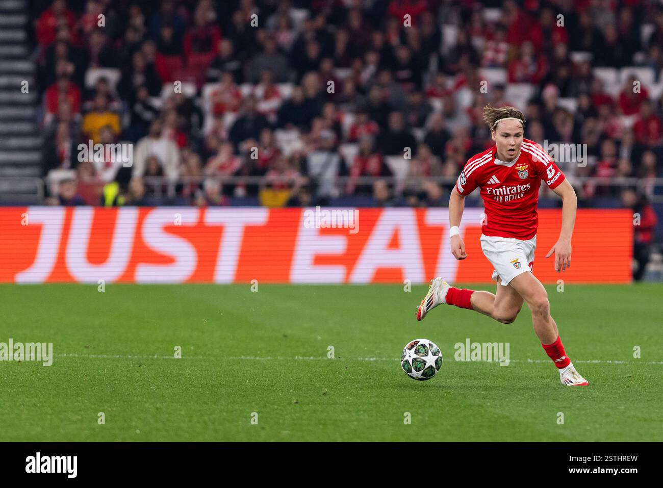 Lisbona, Portogallo. 18 febbraio 2025. Andreas Schjelderup di SL Benfica visto in azione durante la partita di play off della UEFA Champions League tra SL Benfica e AS Monaco allo stadio da Luz. (Punteggio finale: SL Benfica 3 - 3 COME Monaco) (foto di Hugo Amaral/SOPA Images/Sipa USA) credito: SIPA USA/Alamy Live News Foto Stock