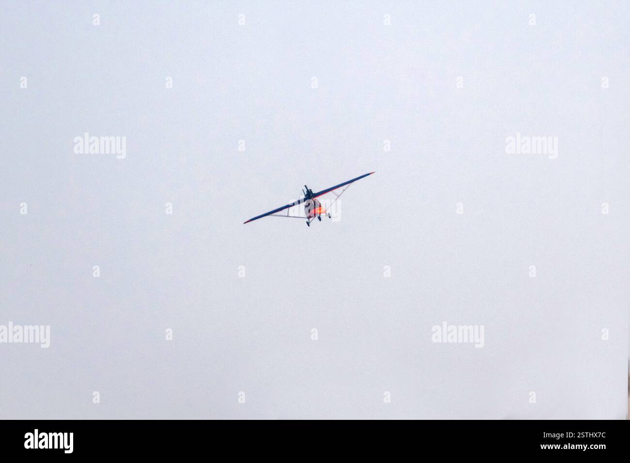 Il classico aereo Propeller sta volando su un cielo blu isolato a mezz'aria Foto Stock