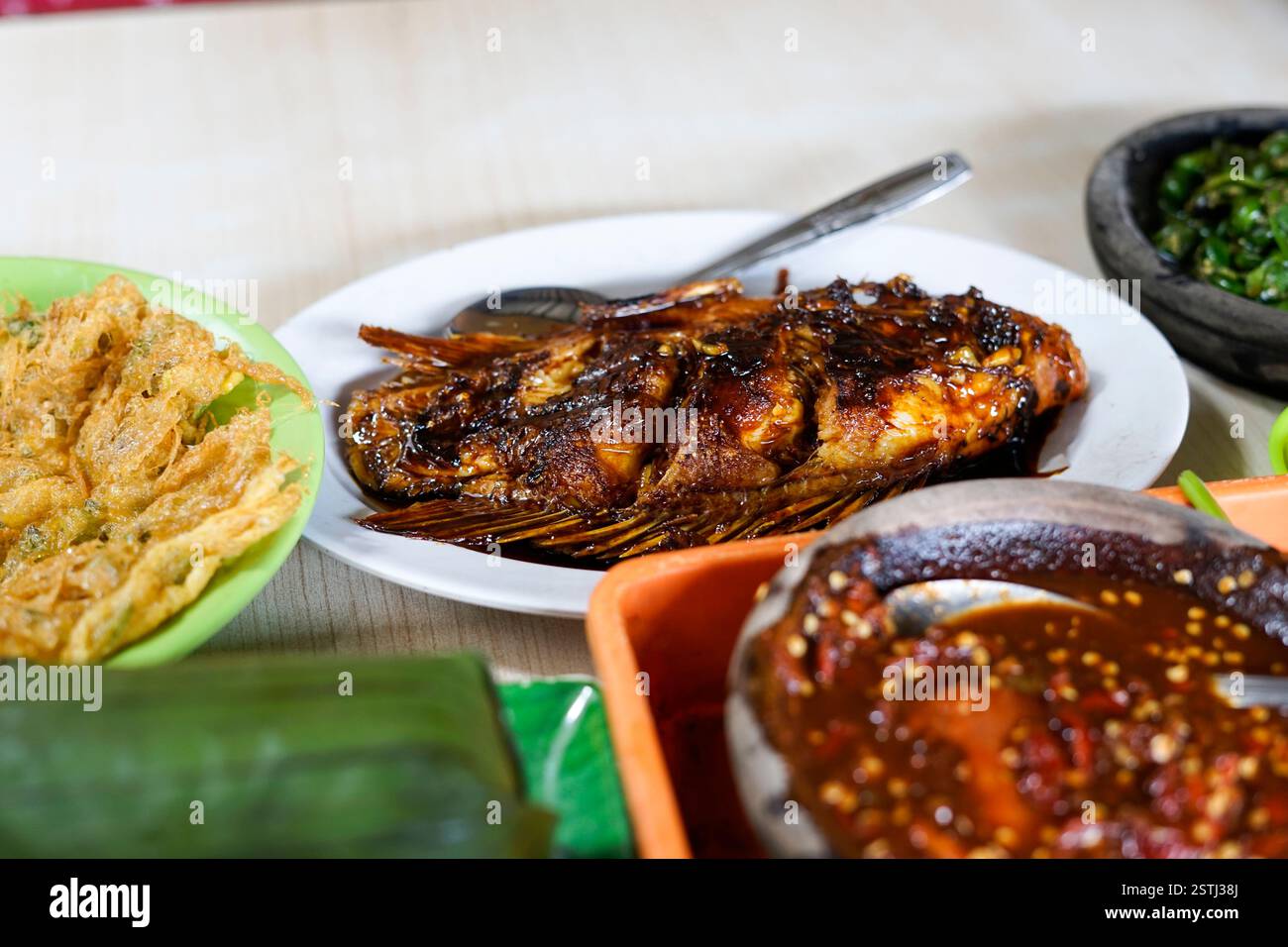 Pesce alla griglia e sambal, cibo tradizionale sundanese Foto Stock