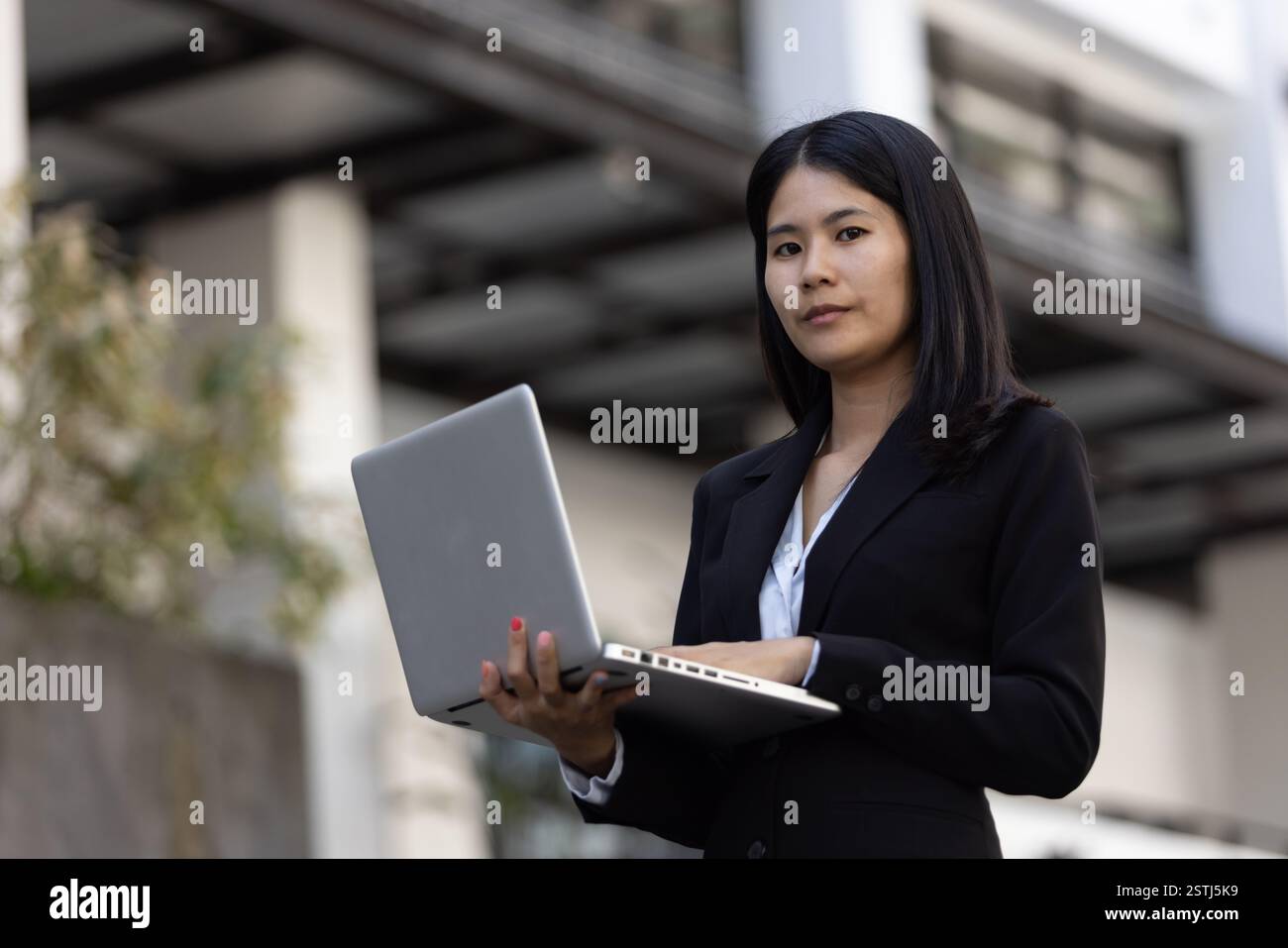 Il lavoro remoto futuro combina tecnologia smartphone donna aziendale digitale per consentire la produttività dell'e-learning mentre i viaggi combinano comfort e dispositivi moderni Foto Stock