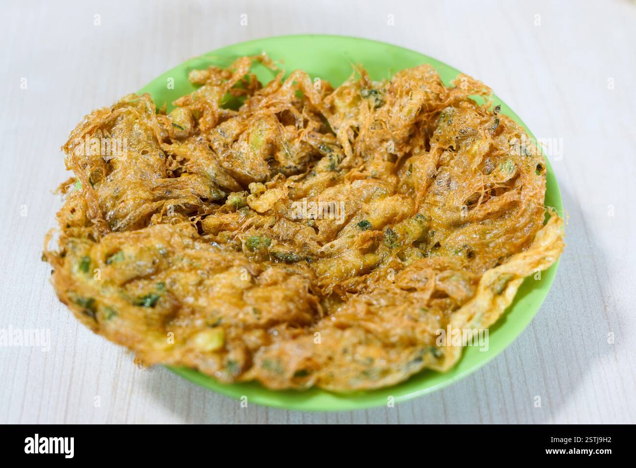Telur dadar goreng o frittata indonesiana con uova fritte. Cibo semplice e spesso fatto a casa Foto Stock