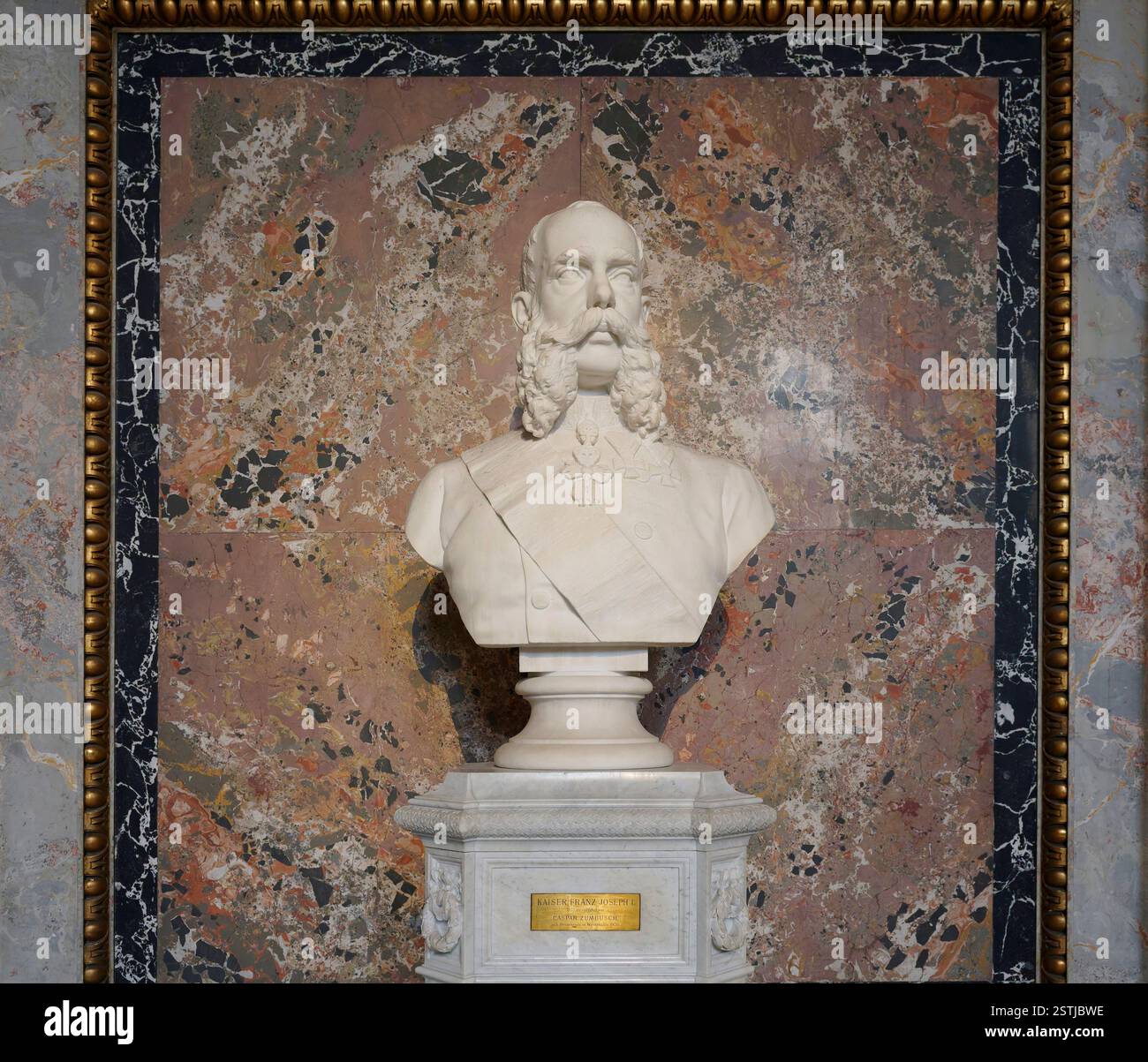 Vienna, Austria. Museo di storia dell'arte (Kunsthistorisches Museum Wien) nel primo distretto, l'imperatore Francesco Giuseppe I. (18 agosto 1830 nel palazzo di Schönbrunn, † 21 novembre 1916 lì), eseguito nel 1873 da Caspar Zumbusch (23 novembre 1830 a Herzebrock; † 26 settembre 1915 a Rimsting) Foto Stock