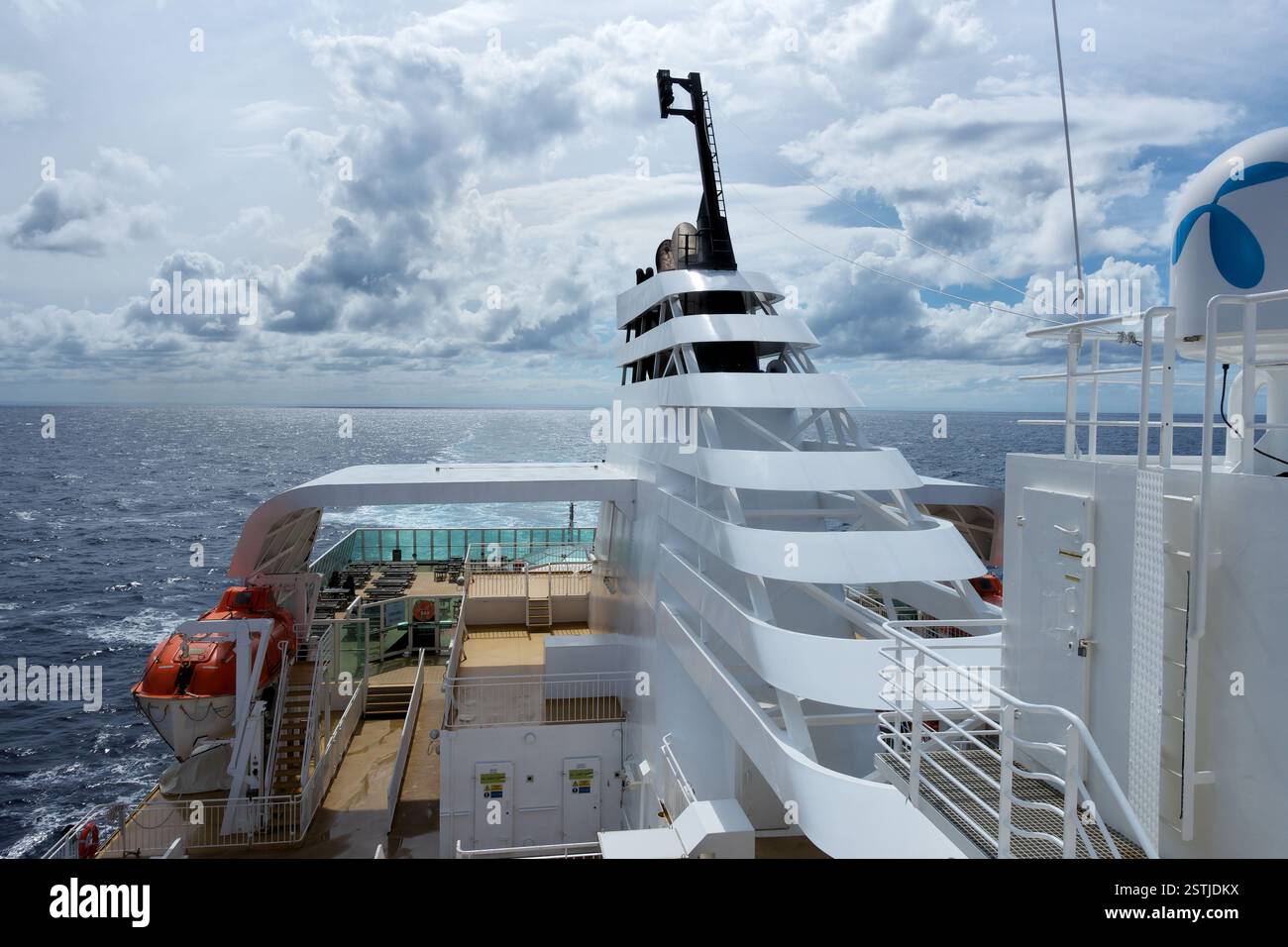 Imbuto del traghetto 'Dalmacija' sulle rotte internazionali da Bari a Dubrovnik contro il cielo nuvoloso Foto Stock