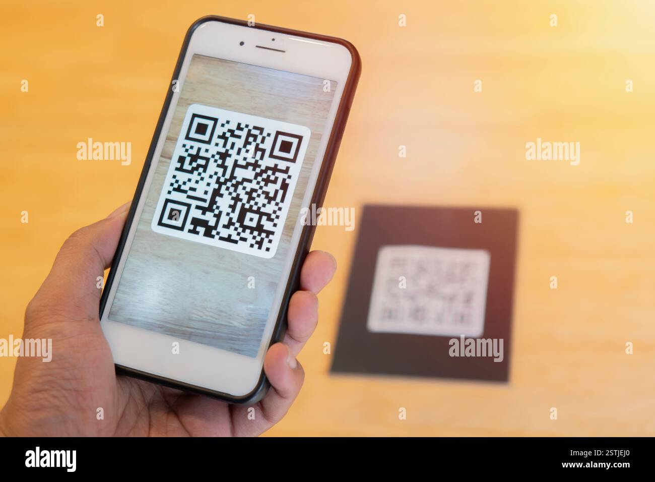 Mano maschile che tiene un telefono cellulare con codice qr sullo schermo. scansione del codice qr. Focalizzazione selettiva sul telefono. Foto Stock