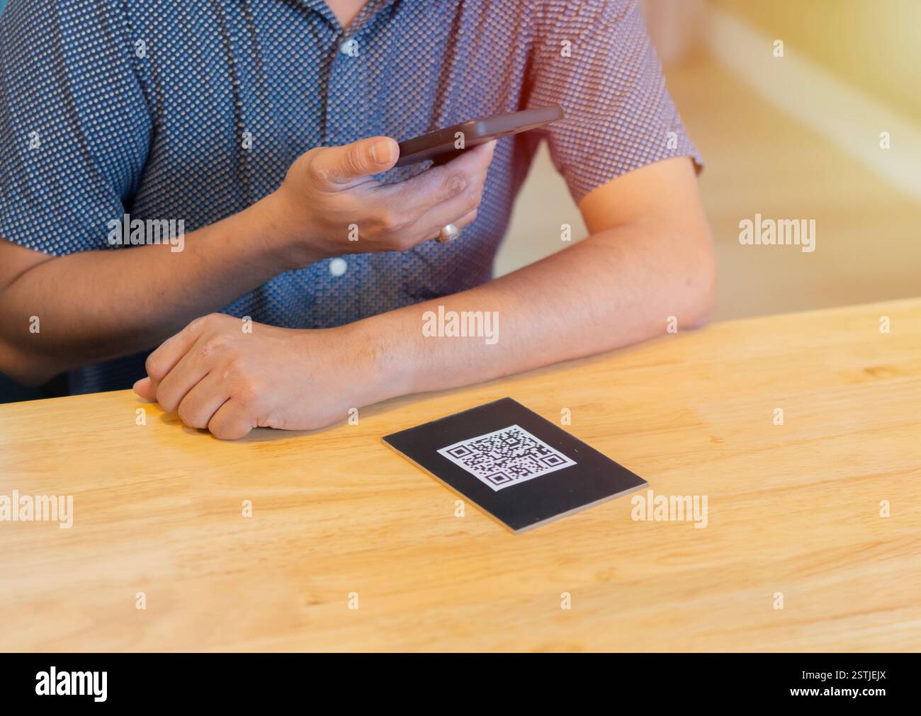 Uomo che esegue la scansione del codice qr del codice a barre in un ristorante o in un bar. Pagamento con codice QR, portafoglio elettronico, tecnologia cashless. Foto Stock