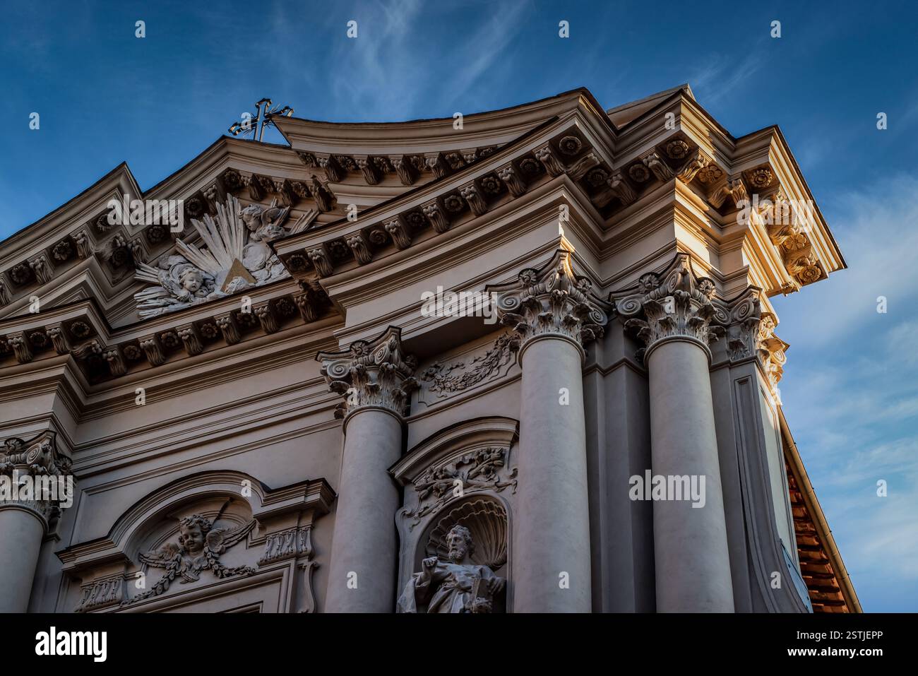 Sant'Andrea della Valle wurde nach dem Vorbild der Kirche il Gesù, der Mutterkirche der Jesuiten, im Frühbarock begonnen und im Spätbarock vollendet. Foto Stock