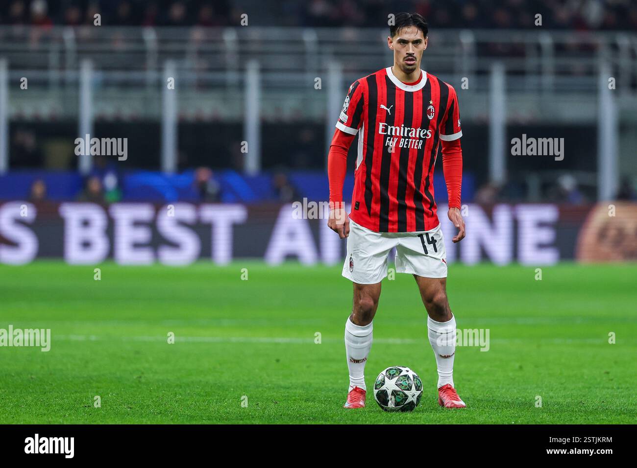 Milano, Italia. 18 febbraio 2025. Tijjani Reijnders dell'AC Milan visto in azione durante la fase di eliminazione della UEFA Champions League 2024/25 partita di calcio di 2a tappa tra l'AC Milan e il Feyenoord Rotterdam allo stadio San Siro credito: Independent Photo Agency/Alamy Live News Foto Stock