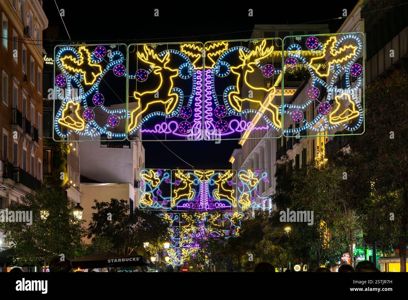 Luci di Natale divertenti e figurative, tra cui renne, pattini, angeli e regali di Natale. Anche la strada più lunga ha le sue esposizioni a tema. Foto Stock
