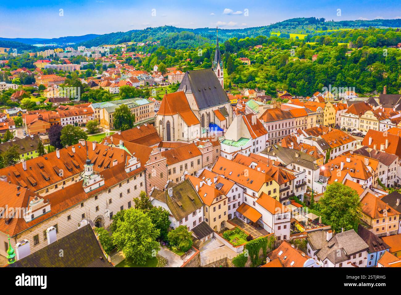 Una splendida vista del campanile e degli edifici storici del palazzo a Cesky Krumlov, Repubblica Ceca, che mostrano la loro complessa architettura Foto Stock