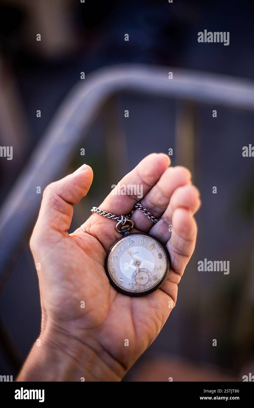 Uomo con un orologio da tasca vintage Foto Stock