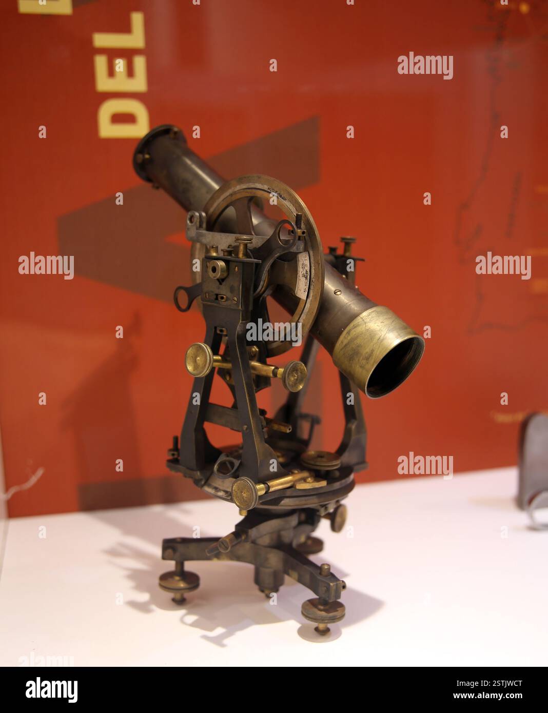Teololololite. Intrumentale ottico di precisione per angoli di misurazione. Agli inizi del XX secolo. Museo ferroviario, Madrid. Spagna. Foto Stock