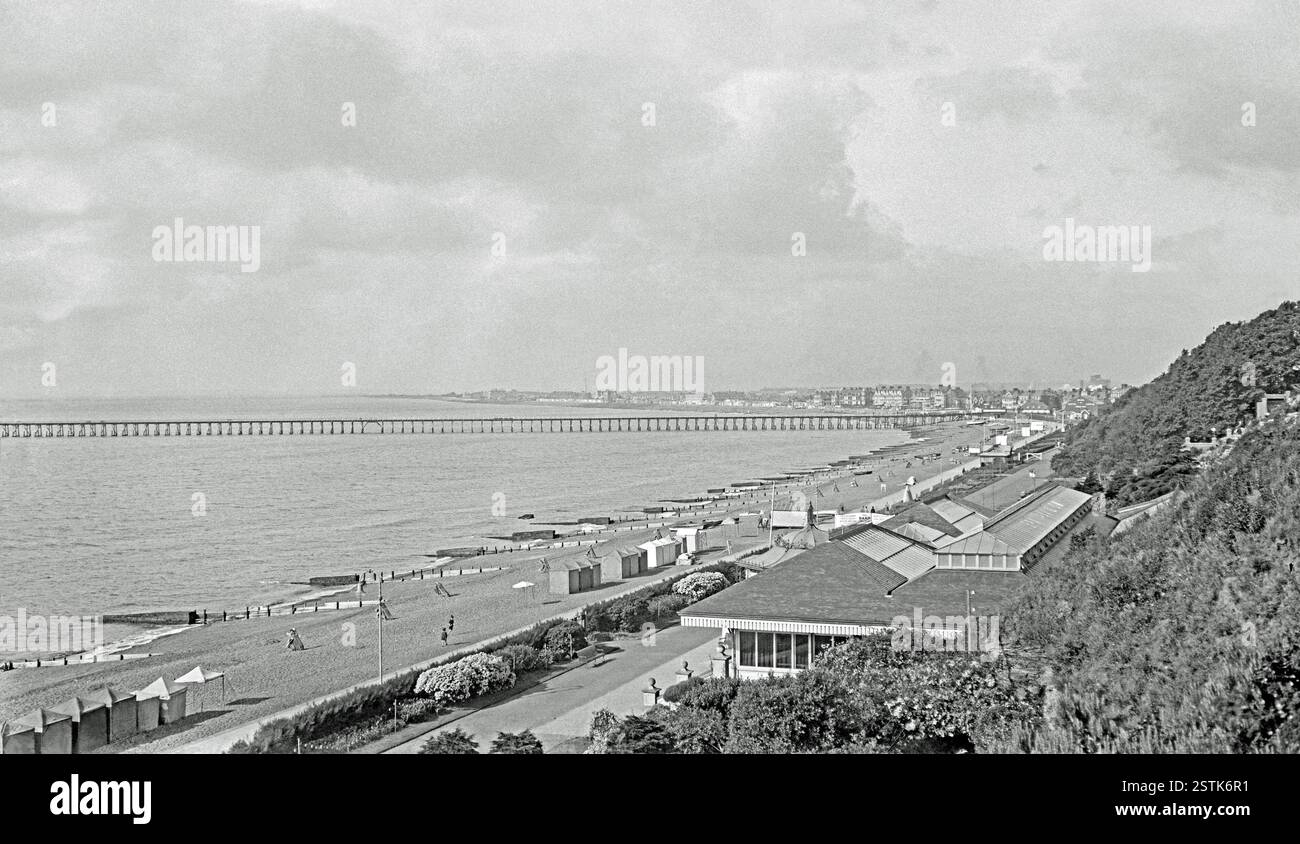 Vista a sud dall'alto dell'originale Spa Pavilion lungo il lungomare del Mare del Nord a Felixstowe, Suffolk, Inghilterra, Regno Unito, nei primi anni del XX secolo, c.1920. Lungo la spiaggia si trovano le «capanne» di tela punteggiata. Il molo è a metà strada. Il molo fu costruito per i piroscafi costieri, aprendo nel 1905. Con i suoi 800 metri (2640 piedi), era uno dei più lunghi del Regno Unito e aveva un tram elettrico per raggiungere la fine, una fotografia marina d'epoca. Foto Stock