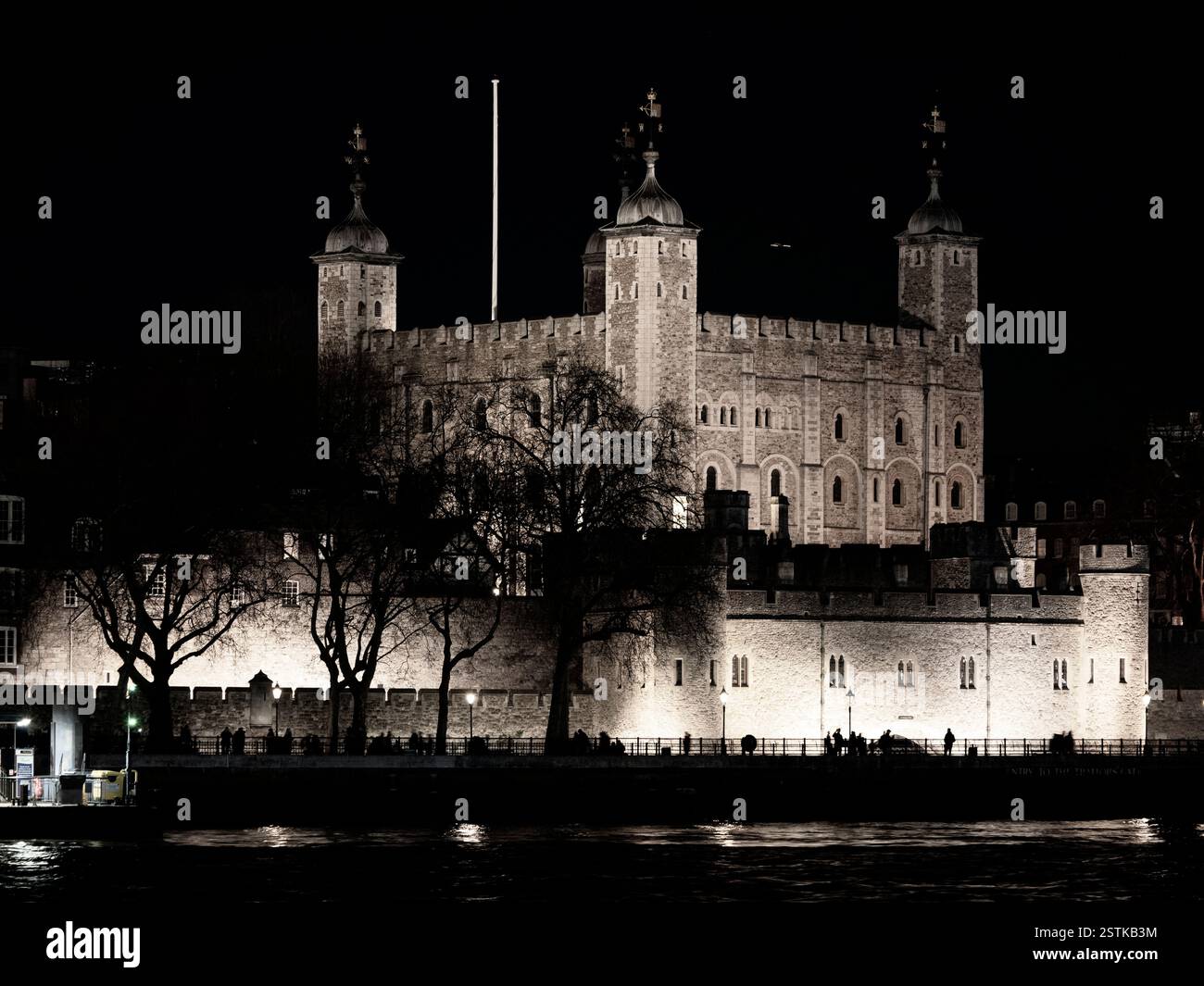 Black and White, Nighttime Tower of London, The White Tower, on the River Tamigi, City of London, London, England, UK, GB. Foto Stock