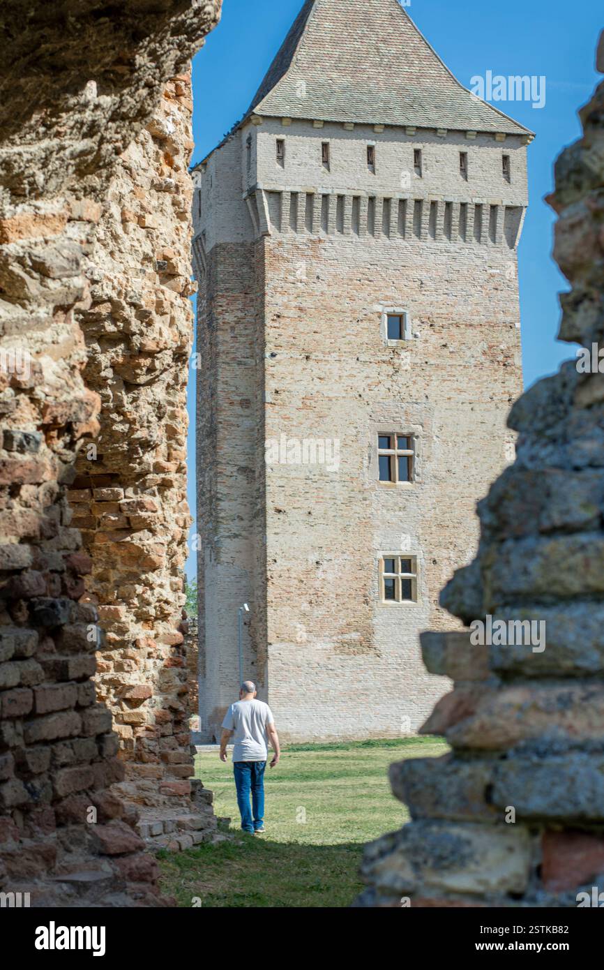 Castello di Bac, Serbia, attraverso le vecchie mura di mattoni con una passeggiata turistica Foto Stock