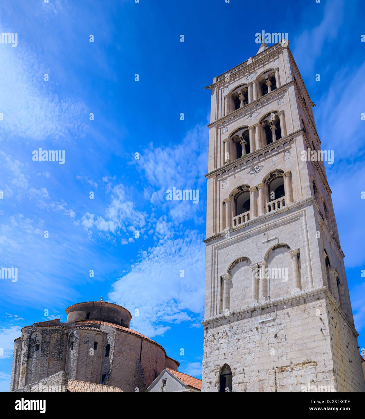 Paesaggio urbano di Zara, Croazia: Scorcio del campanile della cattedrale di Santa Anastasia e della chiesa di San Donato. Foto Stock