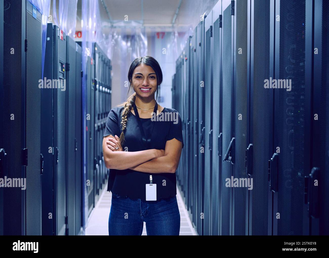 Ritratto di donna sorridente tecnico in sala server Foto Stock