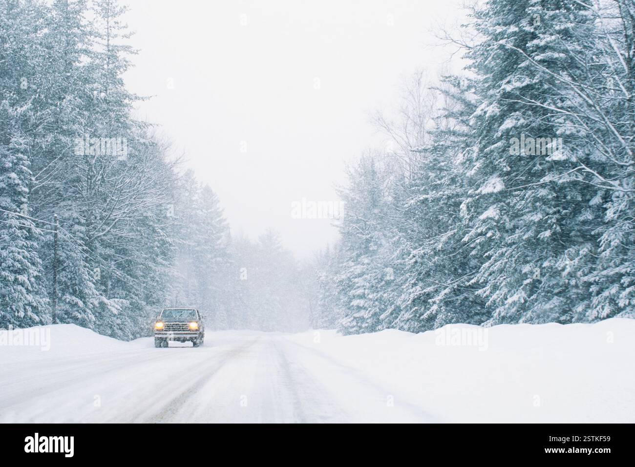 Pick-up su strada innevata Foto Stock