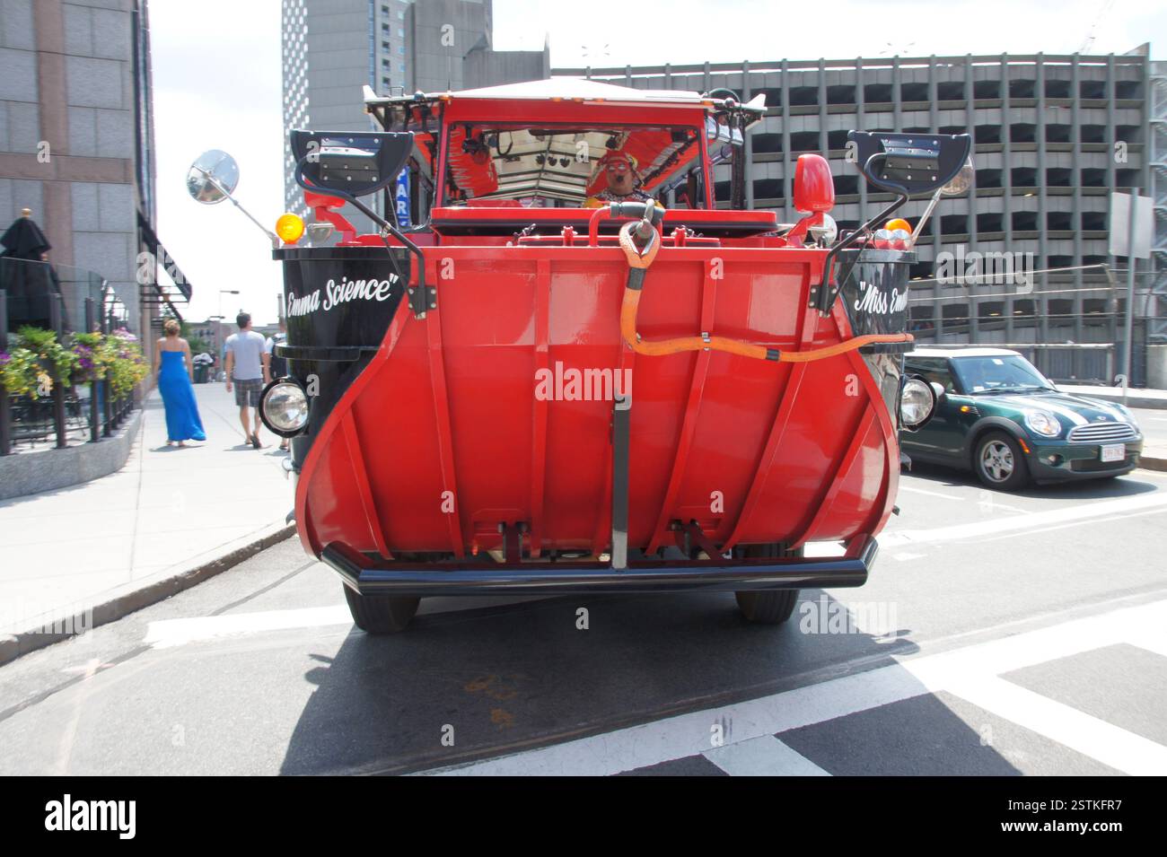 Boston è una città conosciuta per la sua ricca storia e la sua vibrante cultura. Uno dei veicoli unici che si possono trovare qui è un veicolo anfibio rosso con BL Foto Stock