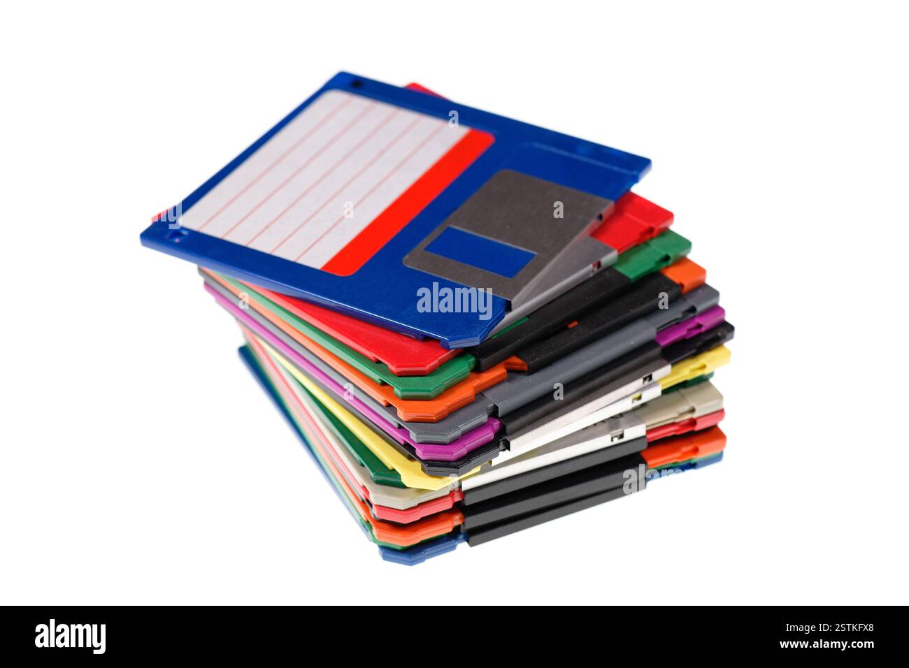 Una pila di floppy disk colorati per computer d'epoca isolati su bianco. Vecchie tecnologie. Messa a fuoco selettiva Foto Stock