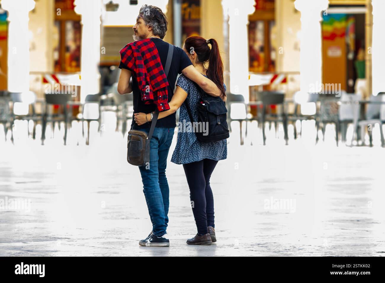 Foto di strada. Una coppia innamorata su una terrazza nel centro storico di una città Foto Stock