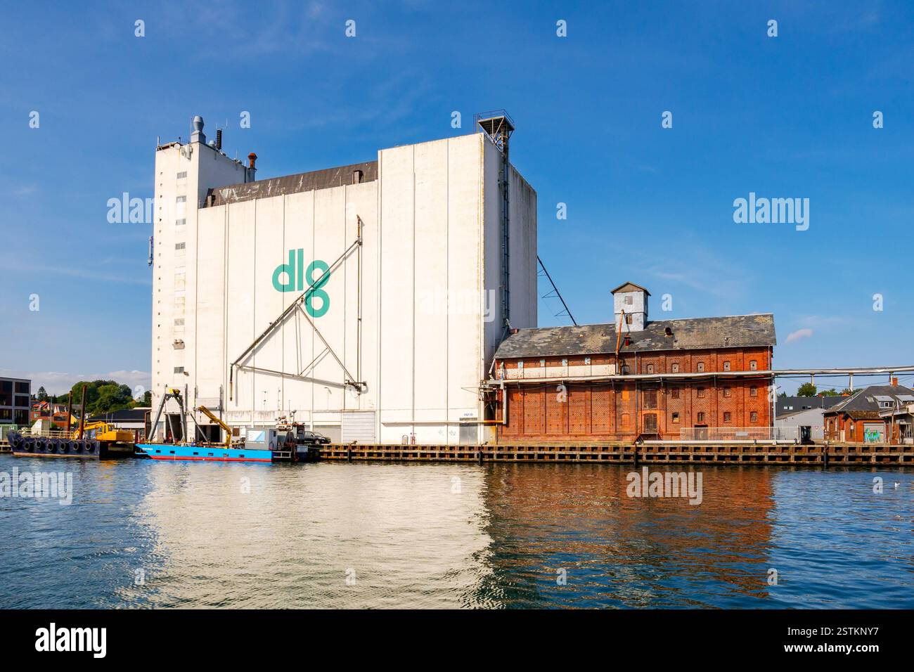 Storici silos di grano ed edifici di stoccaggio a Eastern Quay, Østre Kaj, nel vecchio porto di Svendborg lungo Svenborgsund, Danimarca meridionale Foto Stock