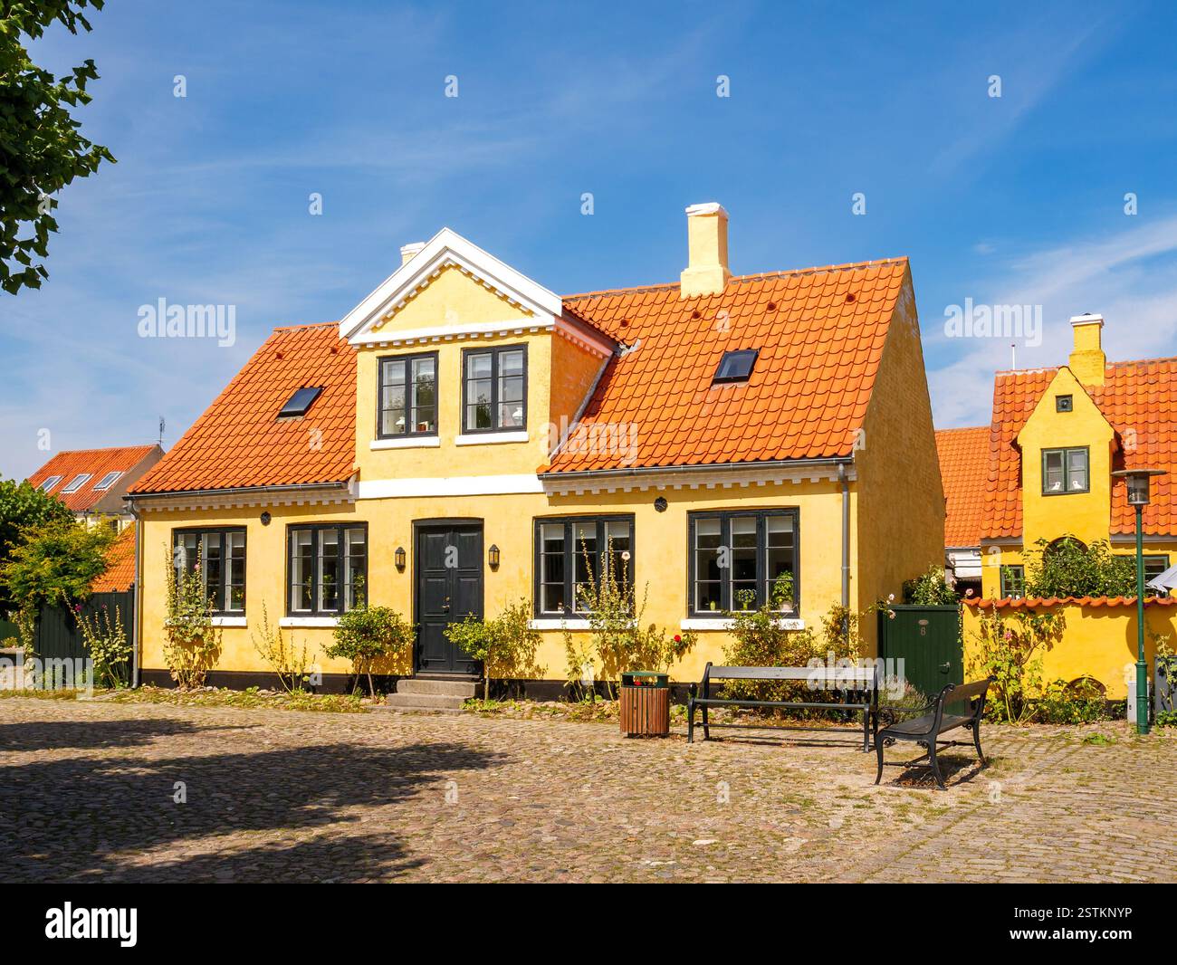 Storica casa cittadina gialla con tetto in tegole rosse a Badstuevælen nella città vecchia di Dragør, isola di Amager, regione della capitale, Danimarca Foto Stock