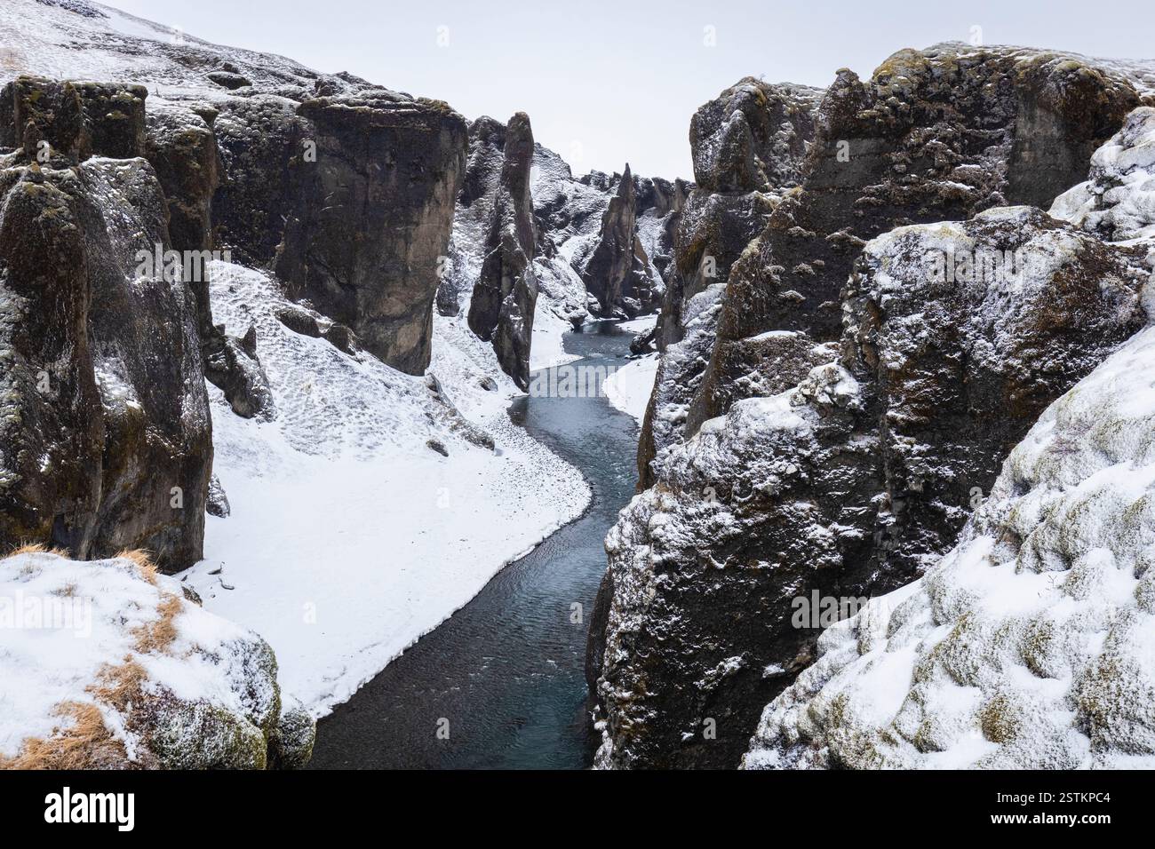 Vista del canyon di Fjadrargljufur in inverno. Kirkjubæjarklaustur, Sudurland (Islanda meridionale), Islanda, Europa settentrionale. Foto Stock