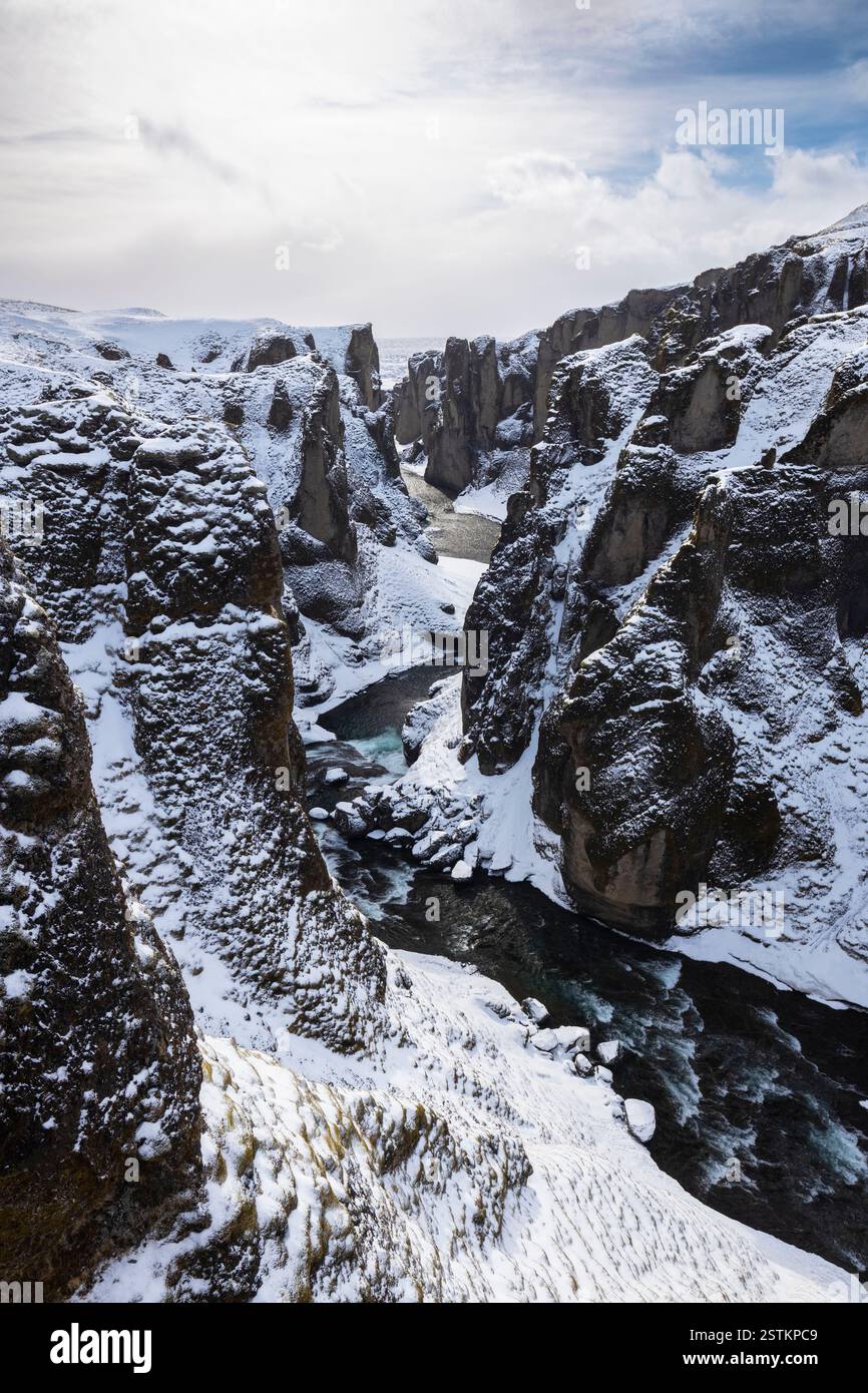 Vista del canyon di Fjadrargljufur in inverno. Kirkjubæjarklaustur, Sudurland (Islanda meridionale), Islanda, Europa settentrionale. Foto Stock
