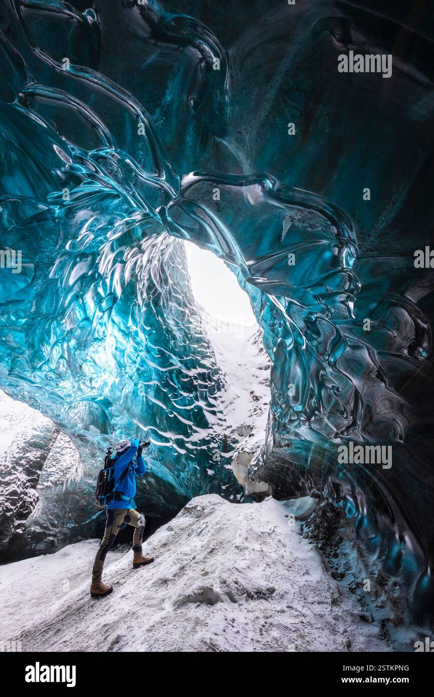 Vista dell'interno di una grotta di ghiaccio di Breidamerkurjokull, Austurland, Islanda, Nord Europa Foto Stock