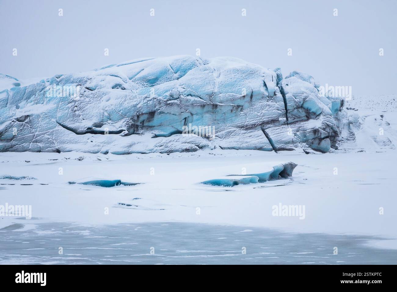 Vista del ghiacciaio e della laguna di Svínafellsjökull. Svínafellsjökull, Islanda orientale, Islanda, Europa settentrionale. Foto Stock
