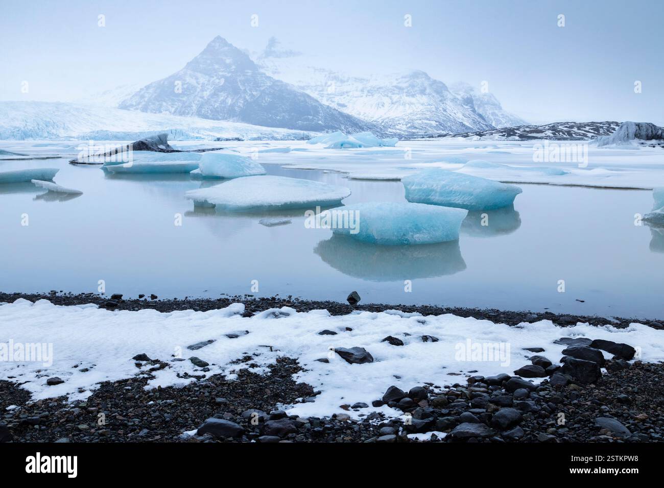 Vista del ghiacciaio e della laguna di Svínafellsjökull. Svínafellsjökull, Islanda orientale, Islanda, Europa settentrionale. Foto Stock