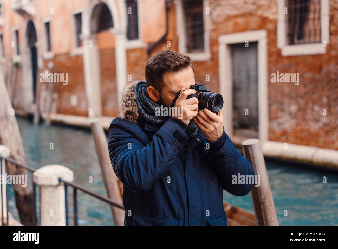 Turistica prendendo le foto di Venezia Foto Stock