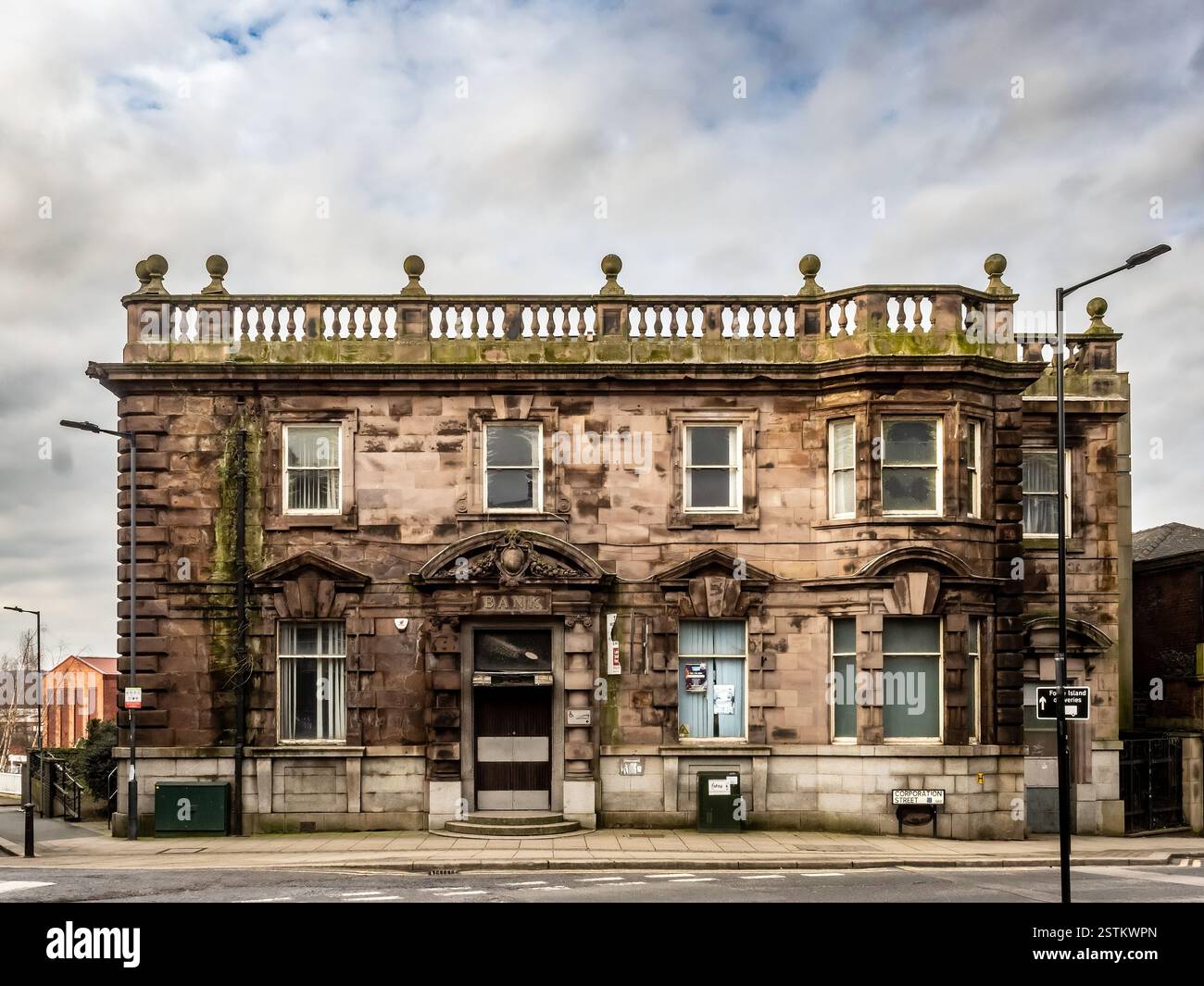 Esterno dell'ex NatWest Bank, ora abbandonato, con una facciata intemprata. Rotherham, South Yorkshire, Regno Unito Foto Stock