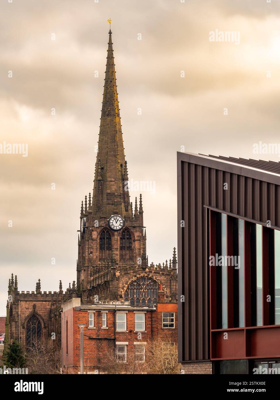 Il nuovo edificio dell'Arc Cinema a Forge Island con Rotherham Minster in lontananza, che presenta un mix di architettura vecchia e nuova. Foto Stock
