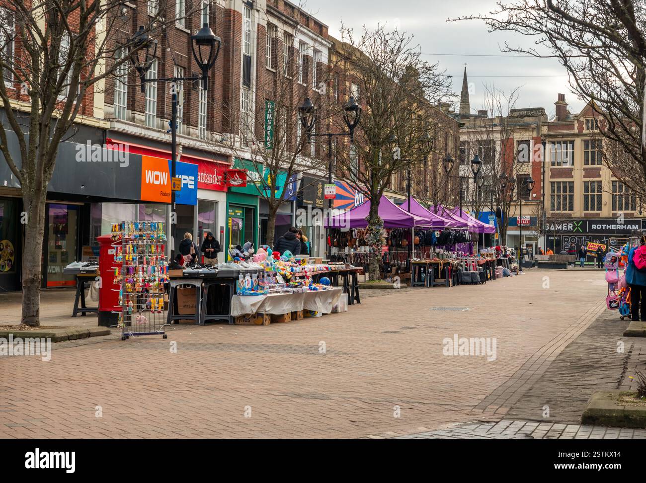 Il mercato all'aperto di Rotherham si è temporaneamente trasferito in Effingham Street. Rotherham. REGNO UNITO Foto Stock