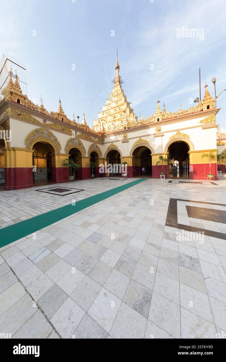Myanmar, i cortili interni di Mahammuni Paya. Foto Stock