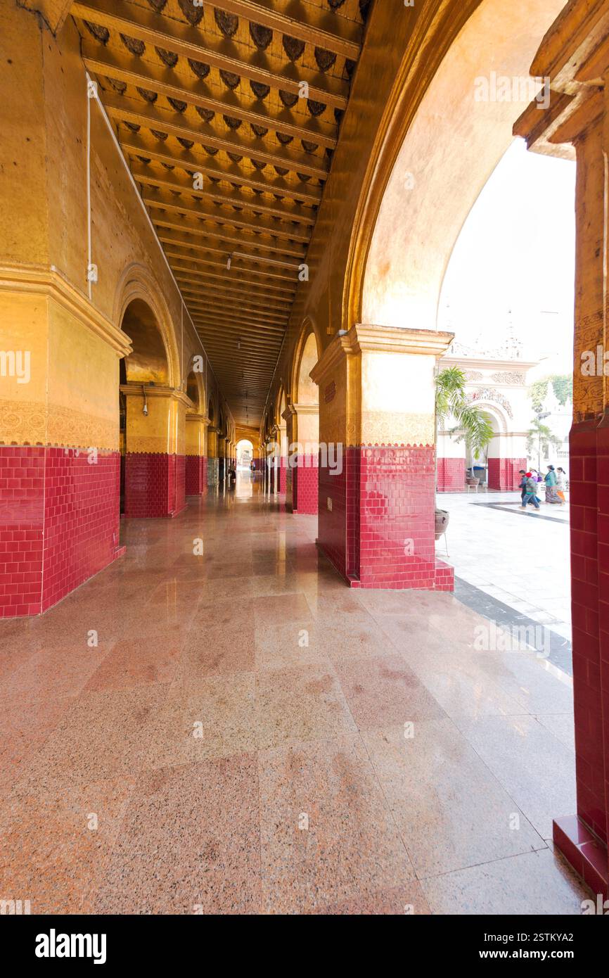 Myanmar, i cortili interni di Mahammuni Paya. Foto Stock