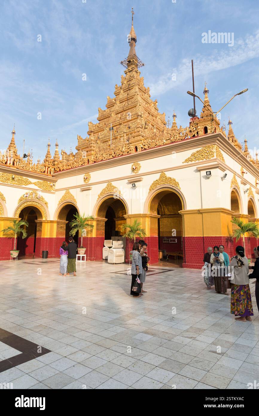Myanmar, i cortili interni di Mahammuni Paya. Foto Stock