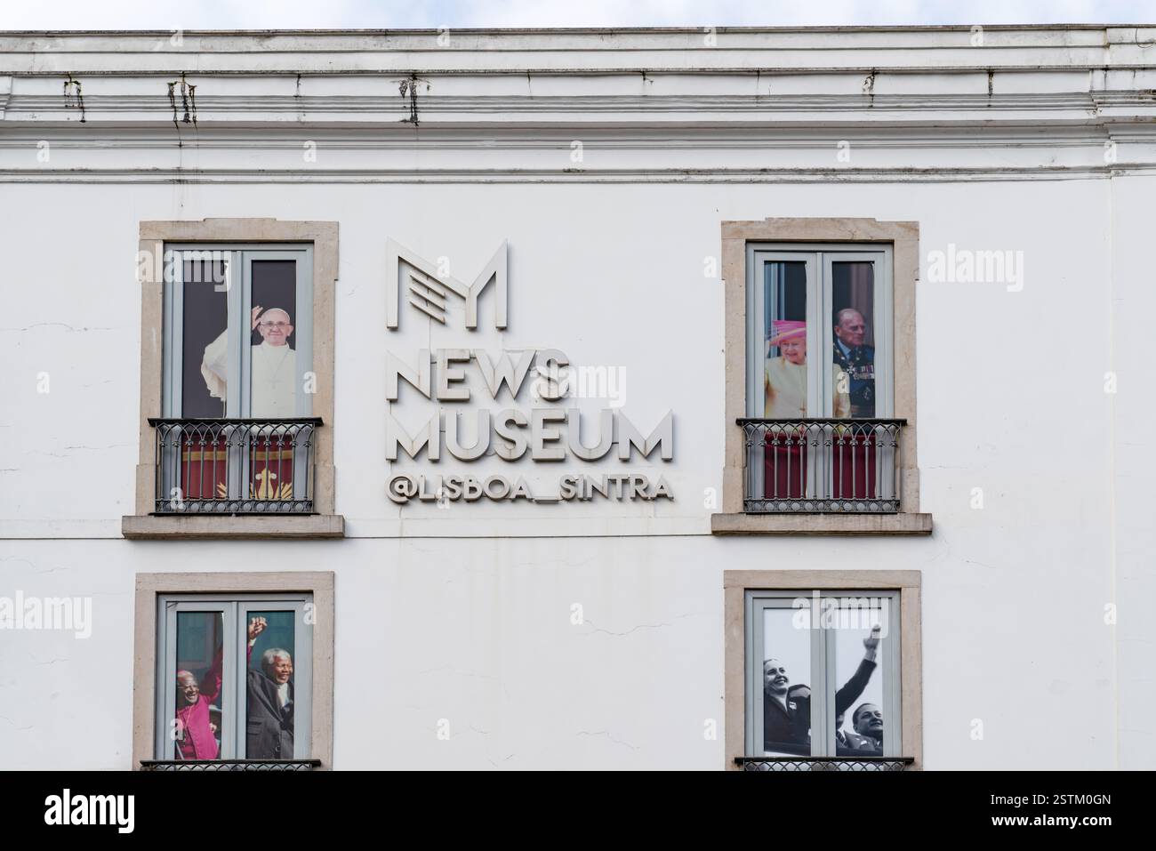 Sintra, quartiere di Lisbona, Portogallo - 31 ottobre 2024: Museo delle notizie, personaggi famosi dipinti nelle finestre Foto Stock
