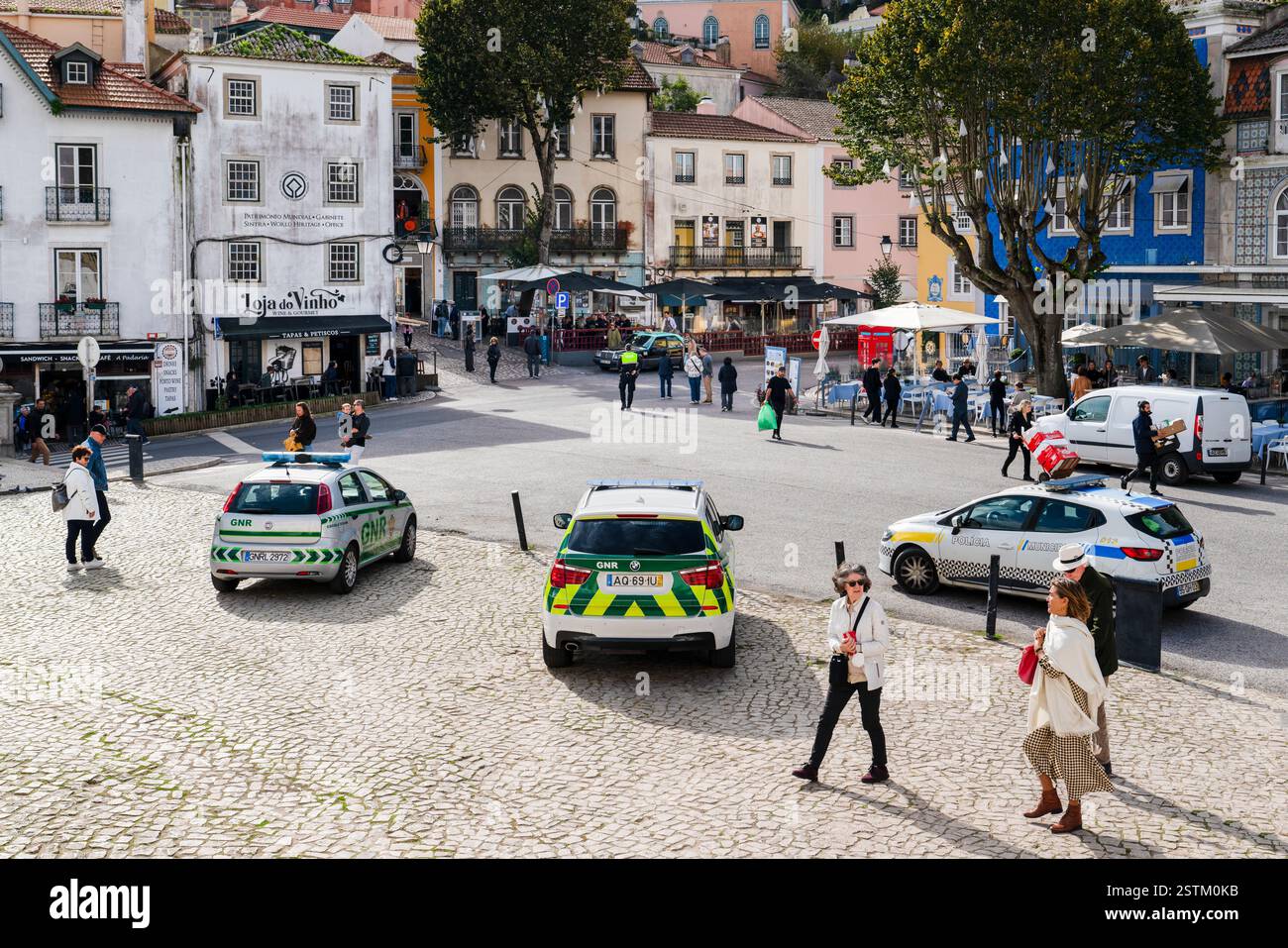 Sintra, distretto di Lisbona, Portogallo - 31 ottobre 2024: Centro città con auto GNR Foto Stock