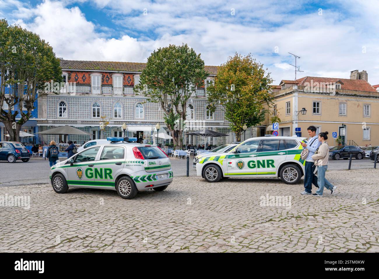 Sintra, distretto di Lisbona, Portogallo - 31 ottobre 2024: Centro città con auto GNR Foto Stock