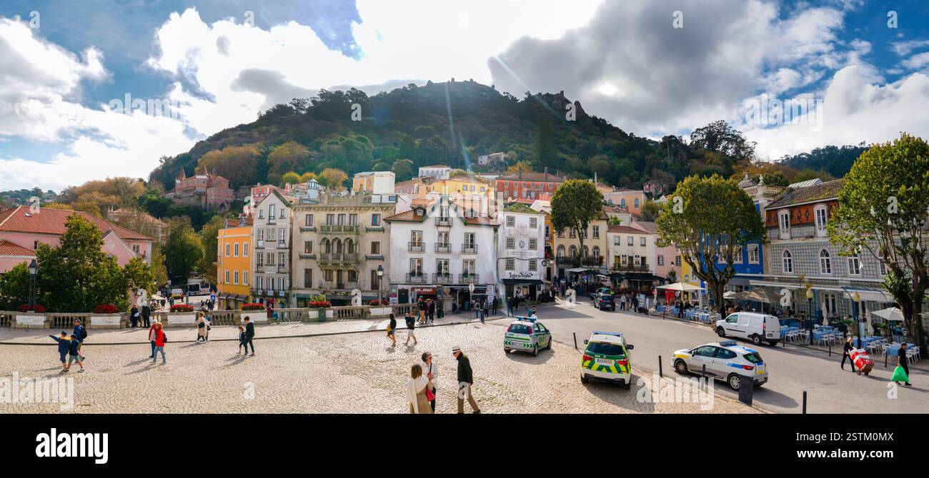 Sintra, quartiere di Lisbona, Portogallo - 31 ottobre 2024: Centro città e collina sullo sfondo Foto Stock