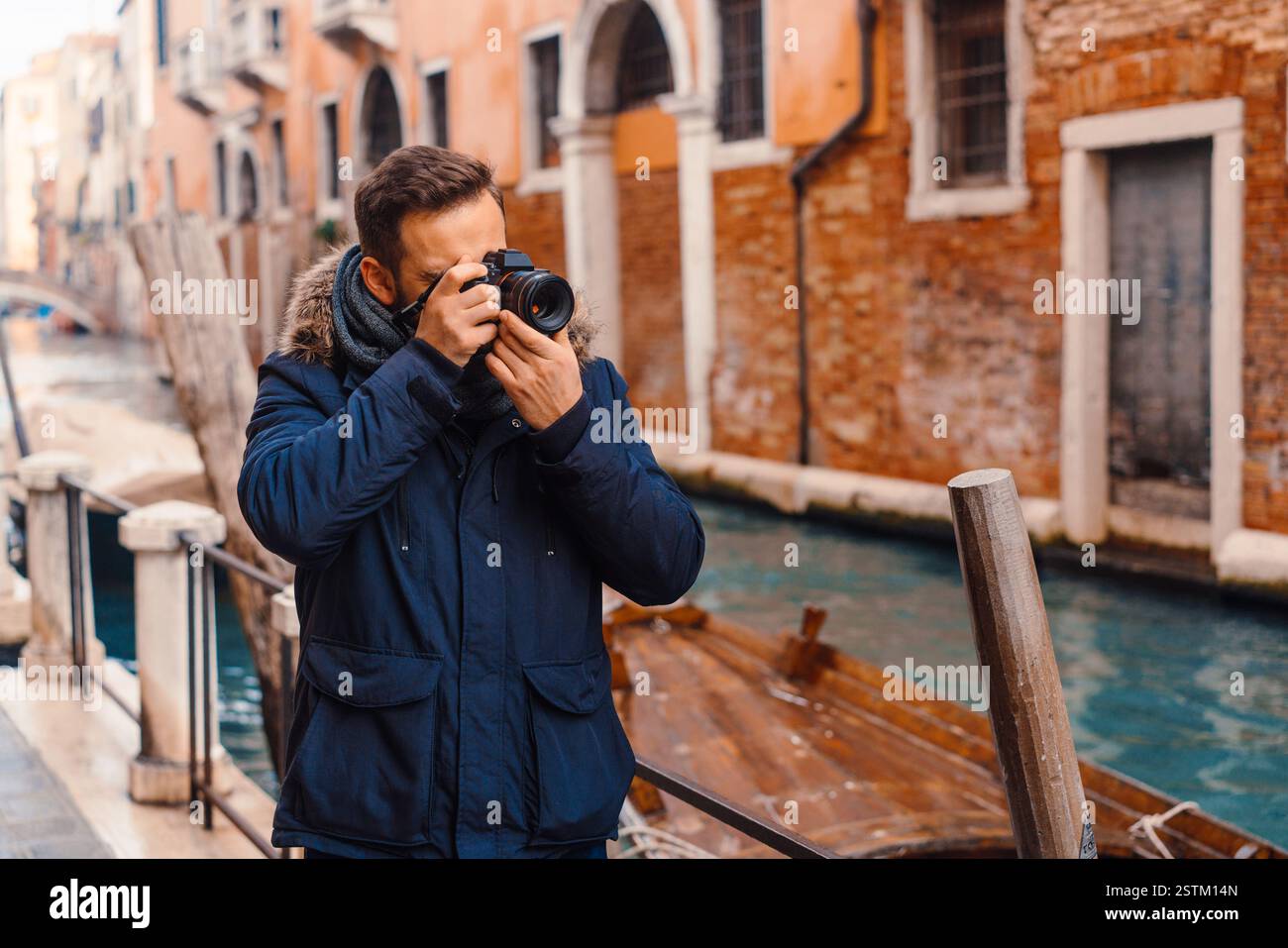 Turistica prendendo le foto di Venezia Foto Stock