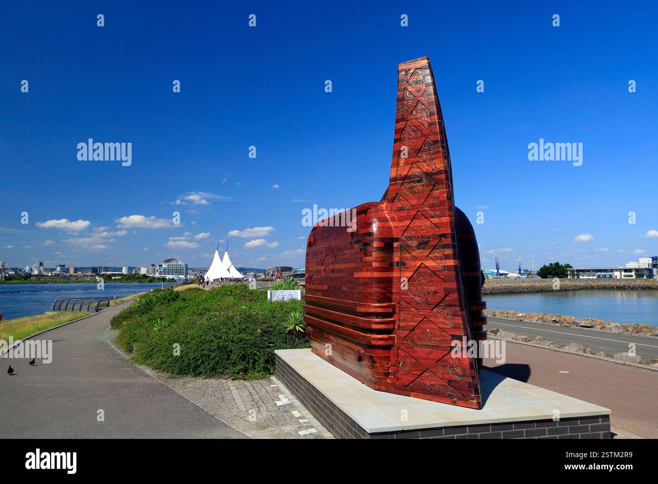 La scultura radio Flat Holm, progettata dall'artista Glenn Davidson. Celebra la prima trasmissione radio wireless in mare aperto di Guglielmo Marco Foto Stock