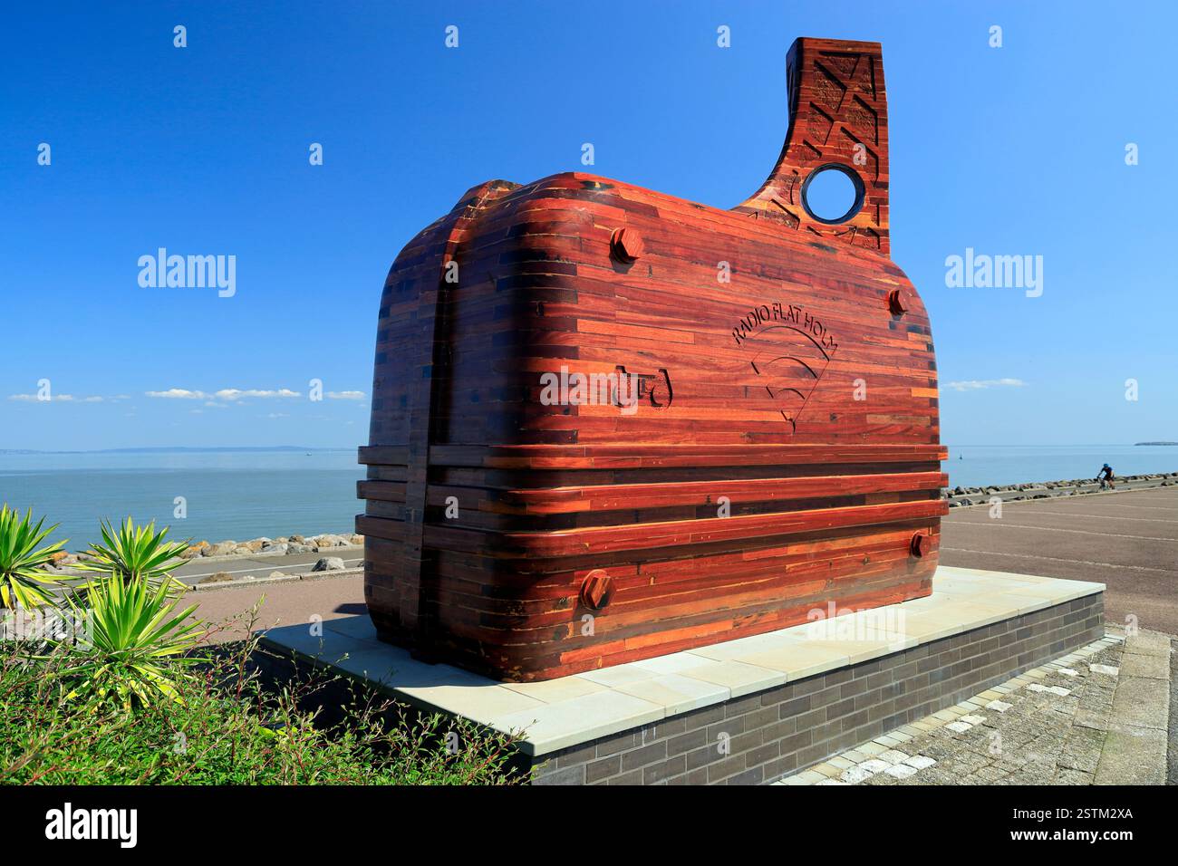 La scultura radio Flat Holm, progettata dall'artista Glenn Davidson. Celebra la prima trasmissione radio wireless in mare aperto di Guglielmo Marco Foto Stock