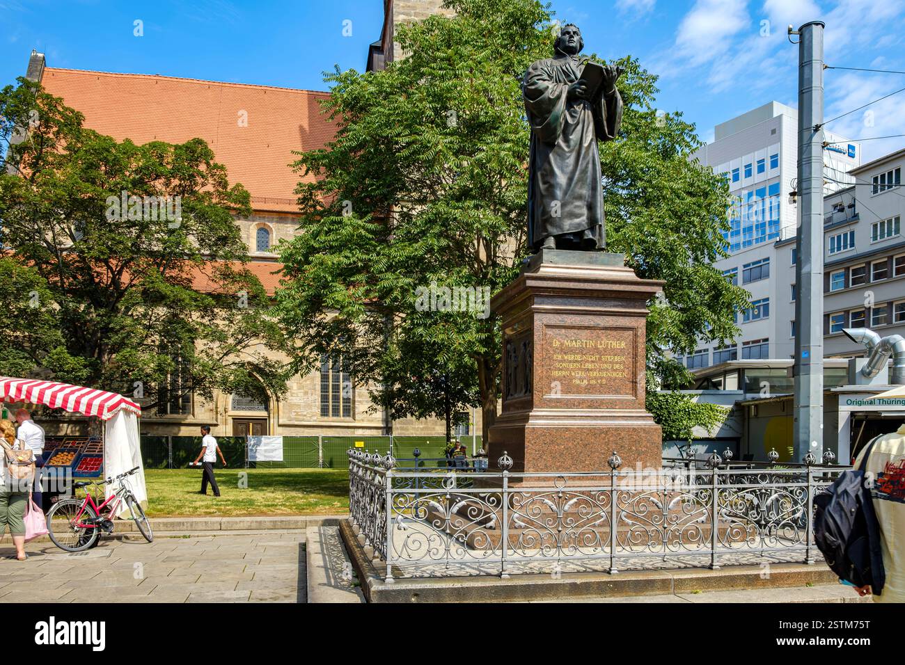 Monumento di Lutero basato su un disegno di Fritz Schaper di fronte alla Chiesa Mercantile di San Gregorio sulla rabbia a Erfurt, Turingia, Germania. Foto Stock