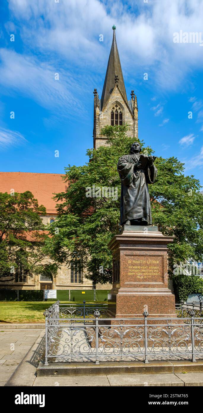 Monumento di Lutero basato su un disegno di Fritz Schaper di fronte alla Chiesa Mercantile di San Gregorio sulla rabbia a Erfurt, Turingia, Germania. Foto Stock