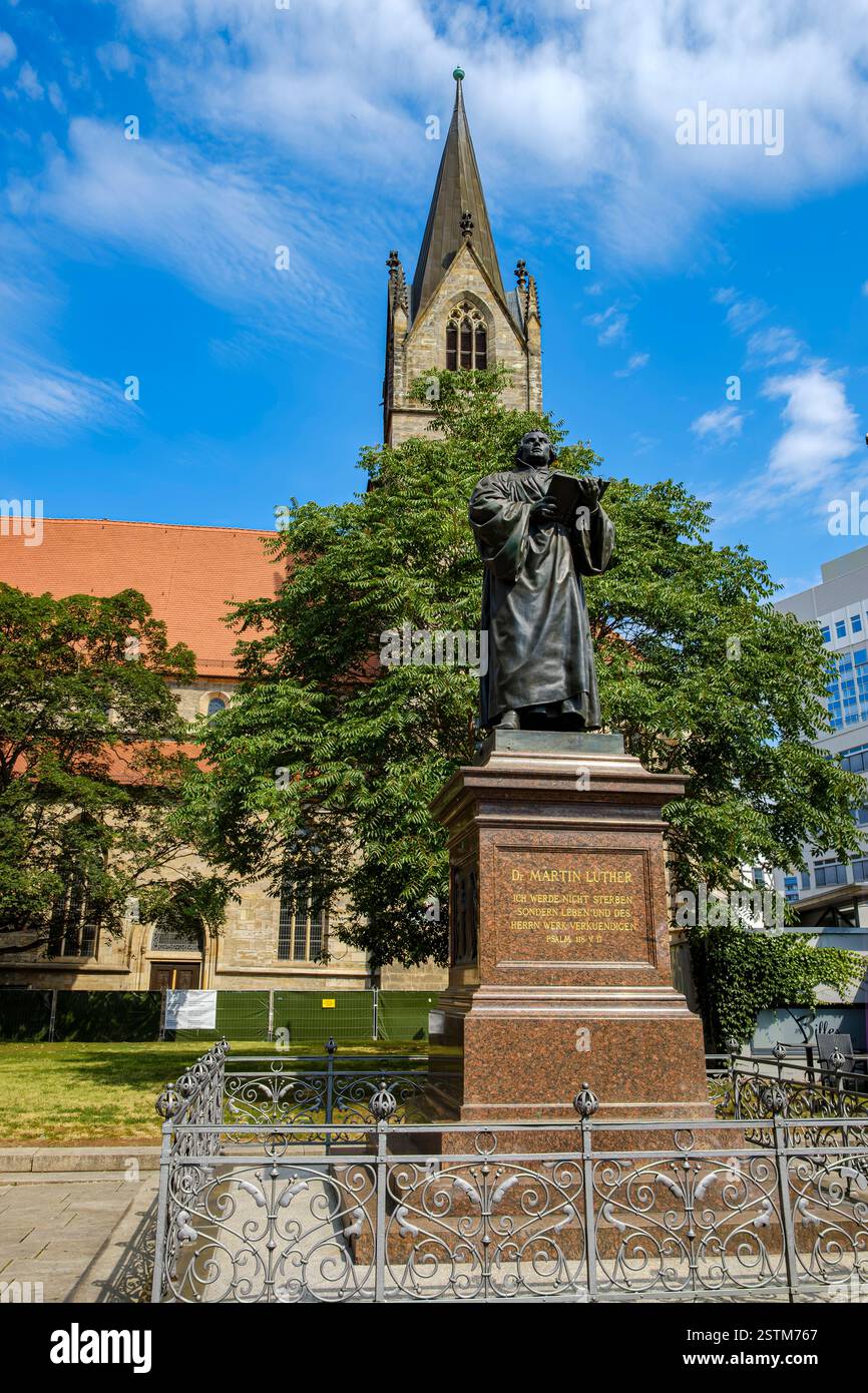 Monumento di Lutero basato su un disegno di Fritz Schaper di fronte alla Chiesa Mercantile di San Gregorio sulla rabbia a Erfurt, Turingia, Germania. Foto Stock