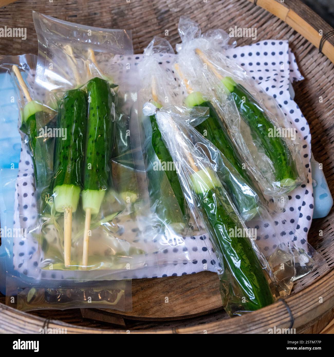 Cetriolo su bastone, snack giapponese, Kyoto, Giappone Foto Stock